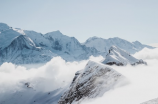 并肩于雪山之巅什么意思(拥抱自然奇观，感受壮丽景色——并肩于雪山之巅什么意思)